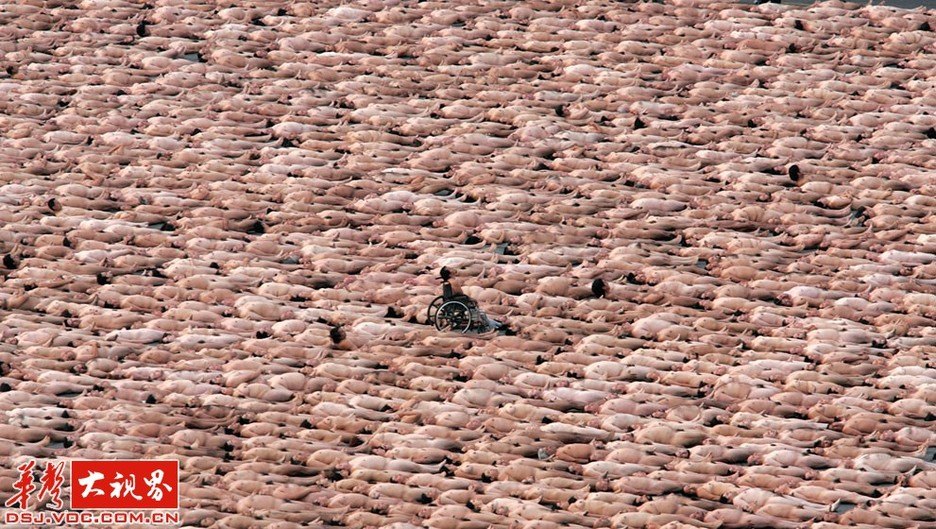 <em>人体</em>艺术摄影大师和他的赤裸世界(组图)