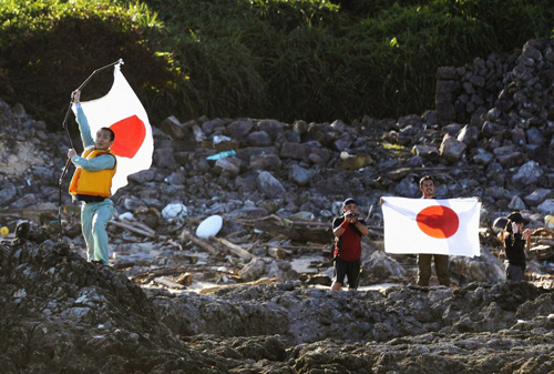 日本右翼分子登上钓鱼岛并插上日本国旗