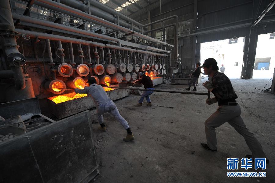 陕西 绿色 府谷/8月22日，京府煤化有限公司工人收集炼炉中的镁渣用以生产免烧...