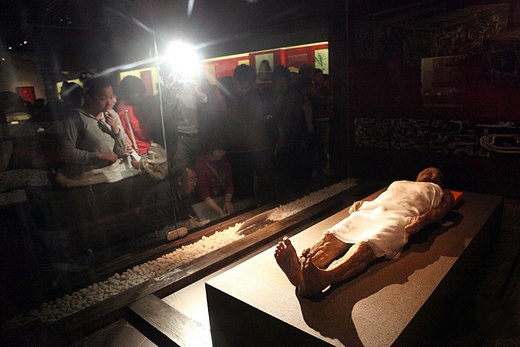 图为:马王堆出土千年女尸在博物馆展出