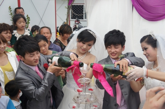 孪生小伙娶双胞胎<em>姐妹</em> 两队新人为<em>同年</em>出生 - 