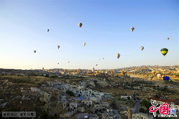 在土耳其格雷梅，乘坐热气球是一项非常重要的旅游项目。图为迎着朝霞飞行的热气球。中国网图片库 栩同/摄
