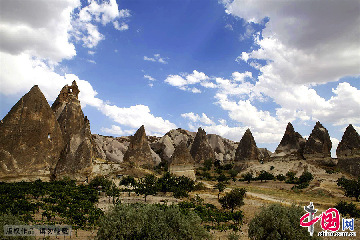 这是土耳其格雷梅的峡谷，传统的穴居居民曾把房屋、教堂等建在这些岩石里。中国网图片库 栩同/摄
