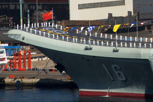 中国航母平台悬挂满旗 或举行站坡仪式