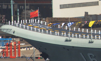 中國航母平臺懸挂滿旗 或舉行站坡儀式