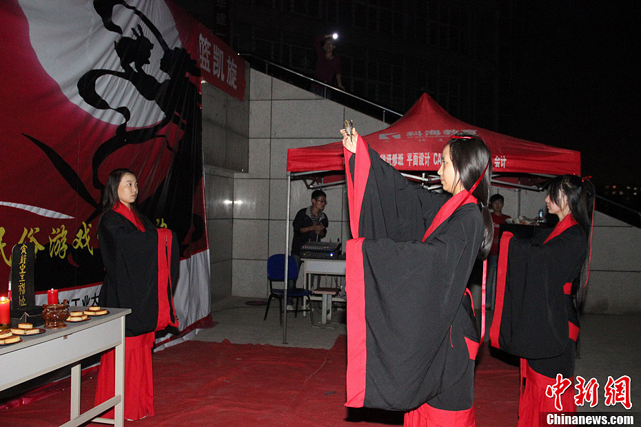 西安大学生汉服祭月 重现中秋传统习俗