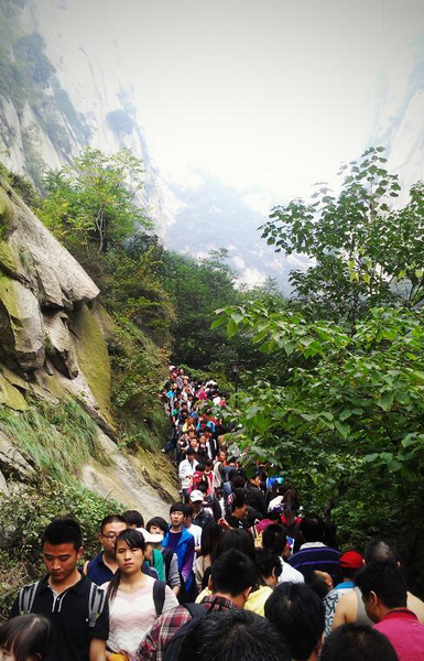 昨天，华山下山的道路被挤得水泄不通。东方拍客@钚食嫣之瑗媛图