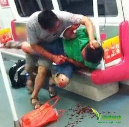 实拍广州地铁两男抢座撕咬血肉模糊
