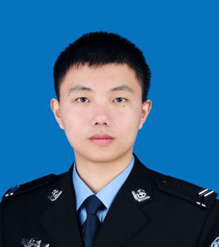24岁的高速交警李晓峰