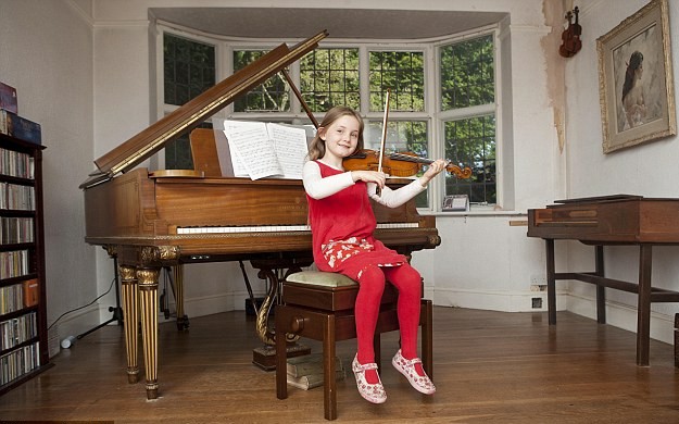 英国7岁少女莫扎特乐技精湛