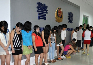 广东惠州扫黄:15岁少女楼上卖淫 男友楼下望风