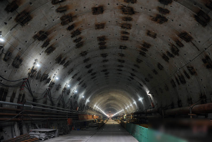 上海:黄浦江底最长公路隧道顺利推进