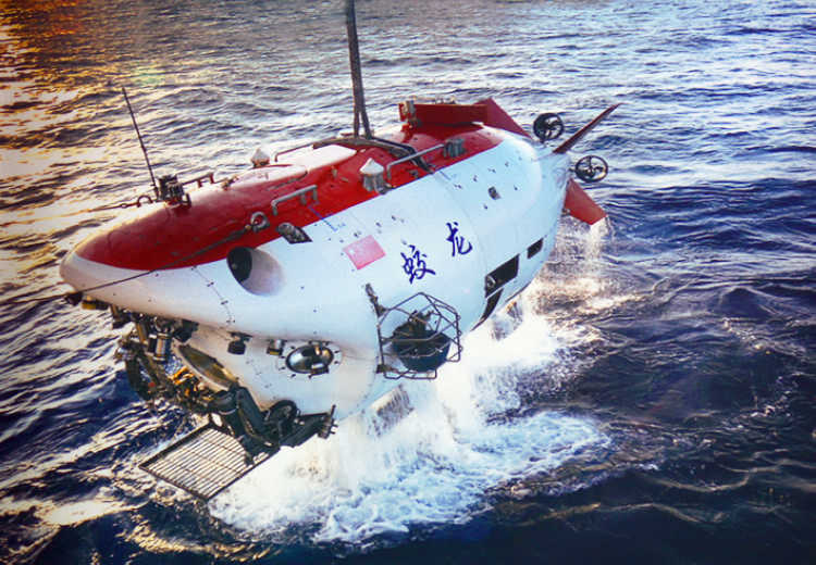 自主创新：图为我国自主研制的“蛟龙号”载人潜水器，下潜7062米后出水瞬间
