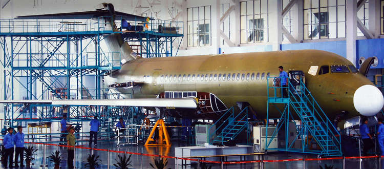 科技创新：图为我国大型飞机研制工程中的ARJ21新支线飞机在上海飞机制造公司的装配车间进行总装