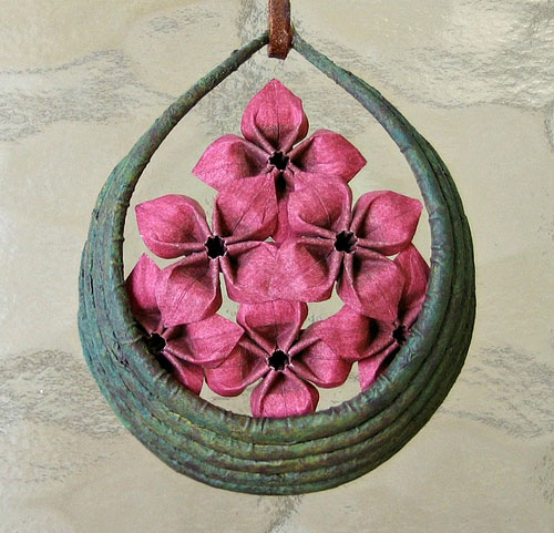 一组手工制作的精美卷纸花