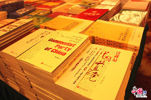 十八大新聞中心發佈廳為中外記者提供的圖書資料（中國網鄭文華攝）。