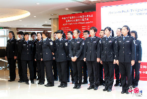 進駐十八大新聞中心提供安保服務的警察（中國網李慧如攝）。