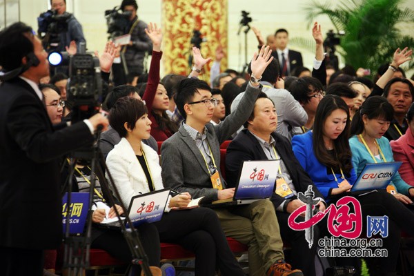 中国网记者在十八大新闻发布会现场举手提问 中国网 杨丹