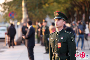 11月8日，中国共产党第十八次全国代表大会开幕式在人民大会堂大礼堂举行。执行大会安保任务的解放军战士在人民大会堂东门外广场执勤。中国网 郑文华摄影