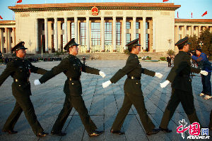 11月8日，中国共产党第十八次全国代表大会开幕式在人民大会堂大礼堂举行。执行大会安保任务的武警战士列队进入岗位。中国网 杨丹摄影