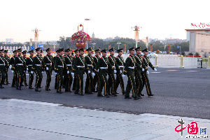 11月8日，中国共产党第十八次全国代表大会开幕式在人民大会堂大礼堂举行。执行大会安保任务的武警战士列队进入岗位。中国网 郑文华摄影