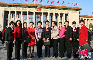 11月8日，中国共产党第十八次全国代表大会在北京人民大会堂隆重开幕。这是代表在大会堂前合影留念。中国网 郑文华摄影