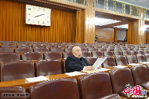 11月8日，距离大会开幕还有50分钟，熊清泉提前阅读起了会议材料。这是他第七次参加中国共产党全国代表大会。人民画报社 于涛摄影