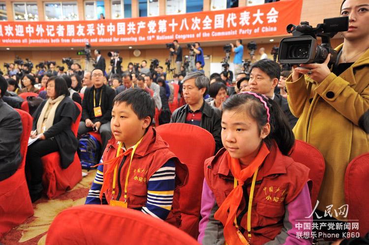 11月12日，在十八大新闻中心，两位来自《中国少年报》的小记者引起了在场中外大记者的关注。人民网记者 翁奇羽 摄