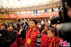 从十八大开幕起，来自北京汇文一小的张佳鹤就和其他两名小记者开始了全程报道。他们是所有参会记者中仅有的3名中小学生记者，胸前挂着正规的大会采访证，成为会场上一道特别风景。图片来源：CFP
