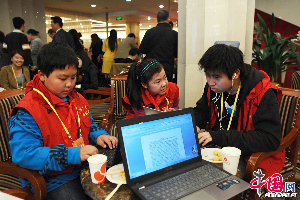  11月10日，十八大全国代表大会新闻中心举行中外记者招待会，中国少年报派出的十八大小记者。  中国网记者 董德摄影