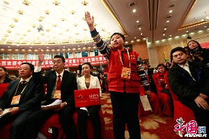 11月11日，十八大新闻中心，中国少年报的小记者跑新闻发布会，他们要报道开闭幕会，听小组讨论等。图片来源：CFP
