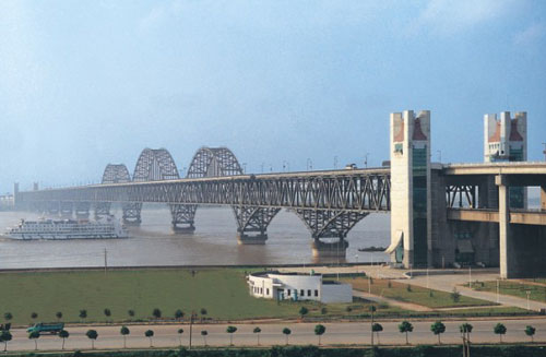 江西九江长江大桥公路正桥发现一处裂缝