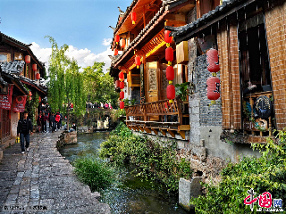 古城里五花石铺就的街道。中国网图片库 陈秋华摄影