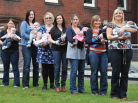 一起当妈妈！英国医院一科室护士数月内全怀孕[组图]