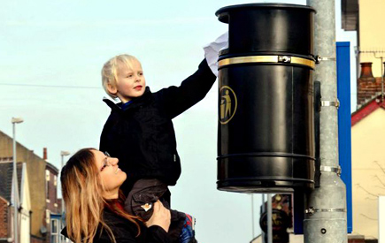 英国垃圾桶高高挂 丢垃圾如投篮[组图]