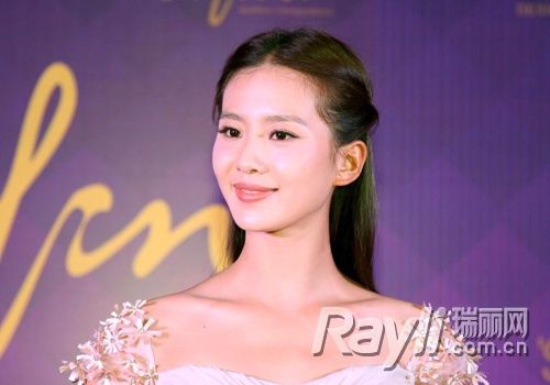 女星对<em>中分发型</em>情有独钟_资讯中心_中国网