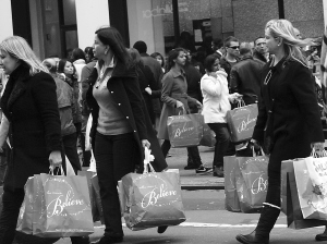 美国:黑色星期五将至 购物狂提早排队