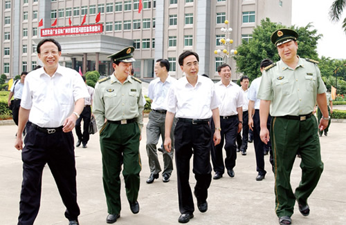 朱小丹看望駐省政府武警中隊退伍戰士