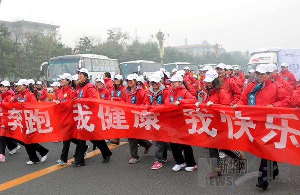 2012北京国际马拉松赛开赛 约三万名选手参加