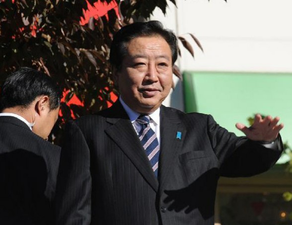 11月27日,在日本东京五反田车站,日本首相兼民主党党首野田佳彦(右)发表演讲。 11月27日,在日本东京五反田车站,日本首相兼民主党党首野田佳彦(右)发表演讲。