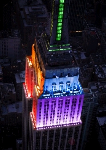 纽约帝国大厦上演“音乐灯光秀”