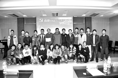 武汉大学学生们参加“思政龙卷风”知识竞赛后合影。（资料照片）