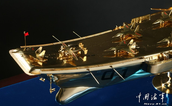 实拍辽宁舰航母模型 舰载预警机现身