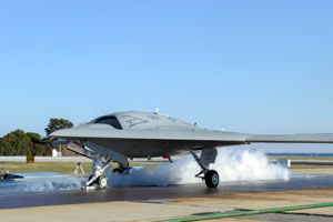美军X-47B无人战机首次陆基弹射起飞