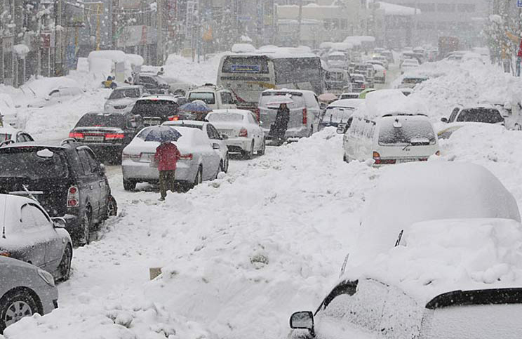 韩国暴雪致13辆汽车连环相撞