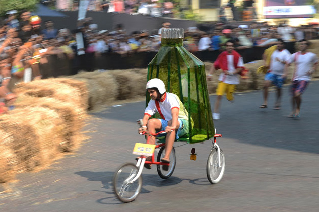 肥皂盒赛车比赛印度上演 奇特装扮搞笑登场