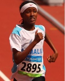 女子200米的预赛当中,来自索马里17岁女孩萨米亚在落后其他7名运动员9