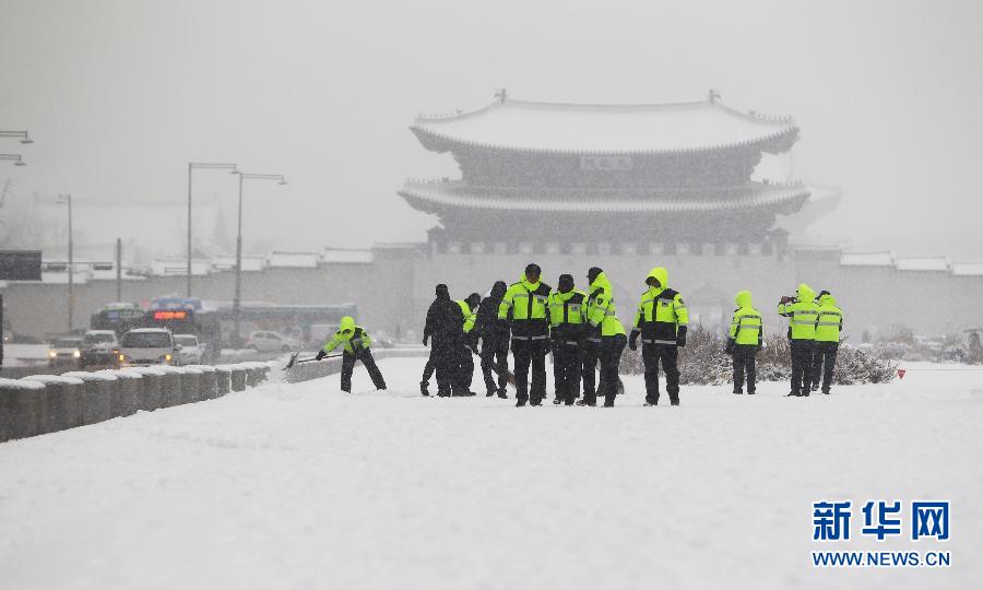 警察在光化门广场上清扫积雪 新华社记者姚琪琳摄