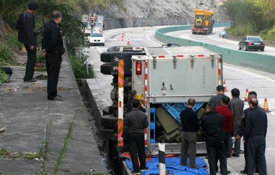 運鈔車高速側翻 警方安全轉移六億現鈔_ 視頻中國