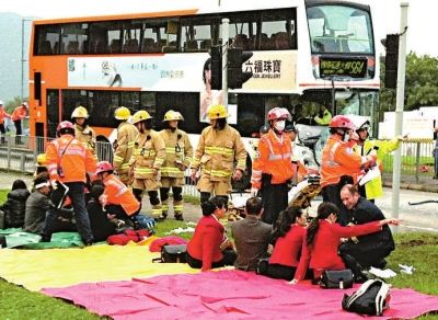 香港机场两巴士相撞23人受伤 2人生命垂危